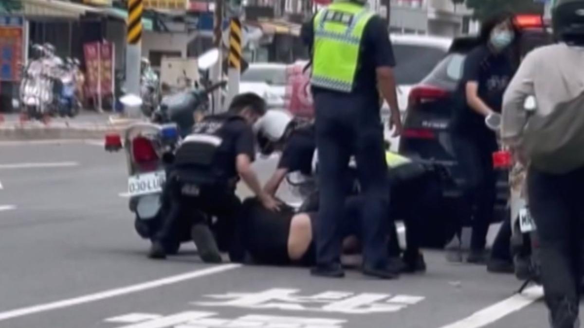 台南一男子遭開車衝撞並強押上車,警方出動大批警力攔截圍捕,將嫌犯拉下車壓制逮捕(圖/翻攝Threads_jj_05_09)