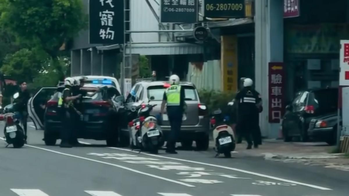 警力攔截圍捕時拔槍、持警棍喝斥,逮到機會連忙開門,把車內嫌犯拽下車。(圖/翻攝Threads_chenitsmylife78)