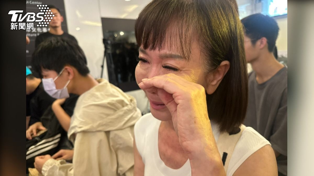 支持罷免的民眾落淚吐露心聲。（圖／張鎮安攝）