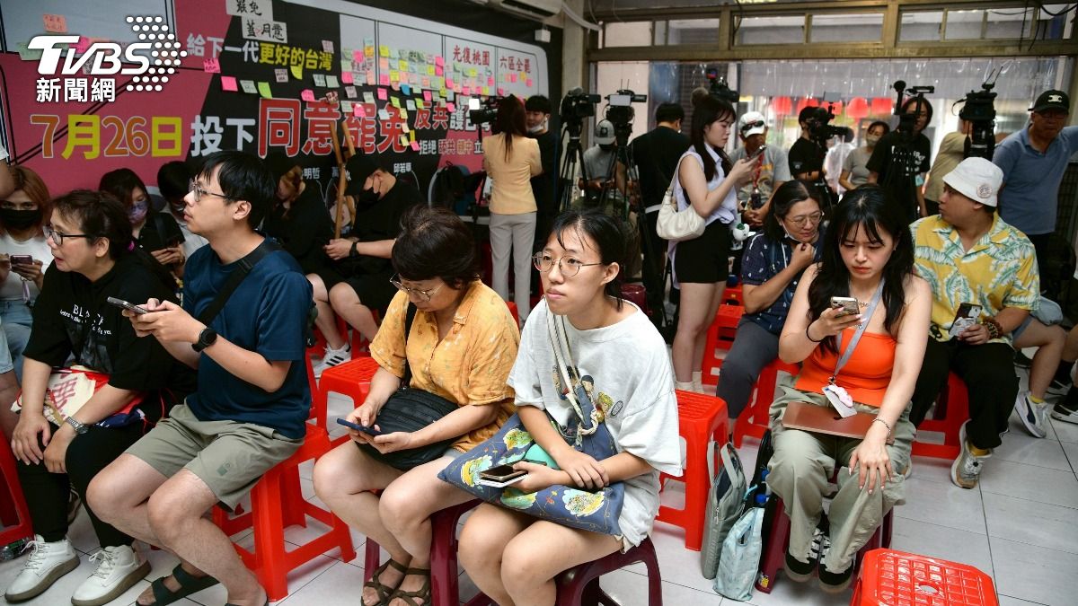 挺罷民眾難過落淚「不懂為何那麼多人投不同意」 淚喊誰能幫救台灣