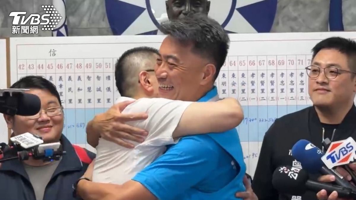 基隆罷免不同意票超前!林沛祥與謝國樑相擁:勝利屬全體市民
