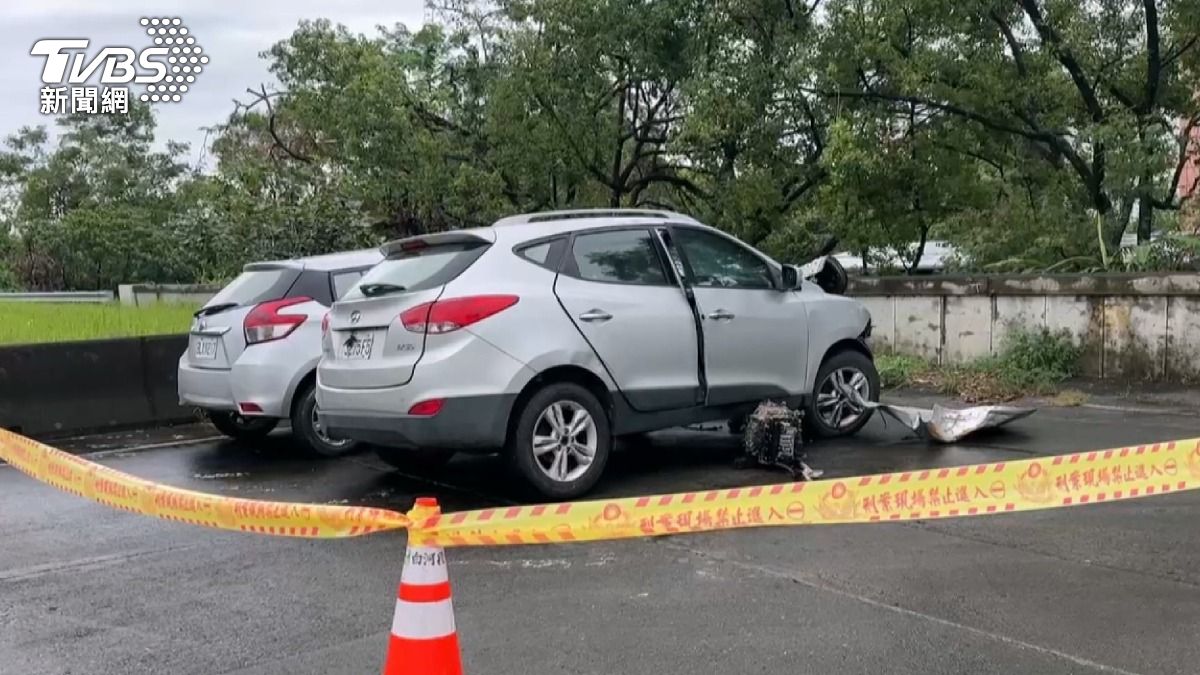 兩輛車的車頭全毀,衝擊力道猶如炸彈爆炸。(圖/TVBS)