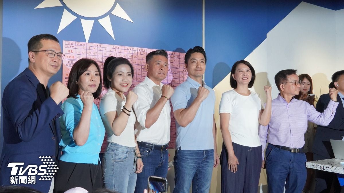 台北市長蔣萬安(右三)率台北市5藍委出面致謝。(圖/鄭名崴攝)