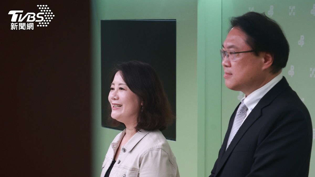 民進黨秘書長林右昌(右)、民進黨團幹事長吳思瑤(左)。(圖/華子琛攝)