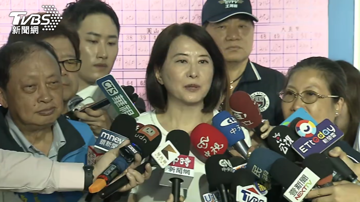 立委王鴻薇,在國民黨北市黨部,自行宣布勝選。(圖/TVBS)