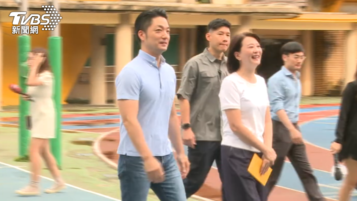 選舉日上午,蔣萬安陪同王鴻薇投票。(圖/TVBS)