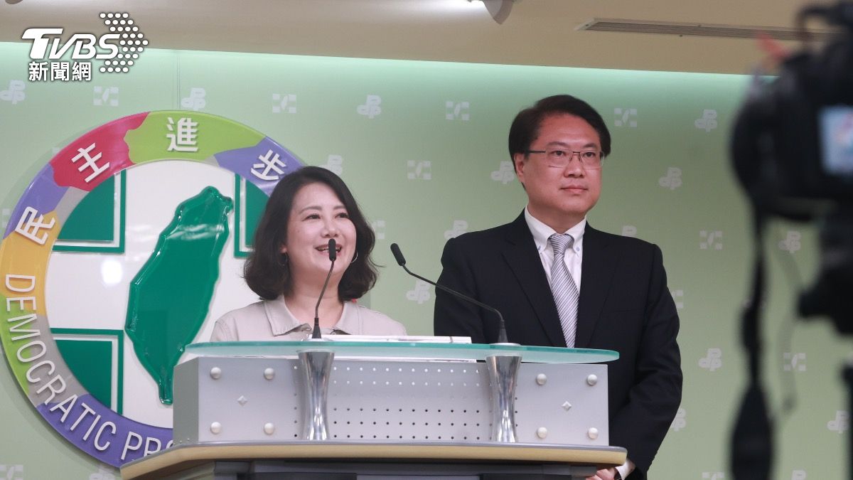 民進黨團幹事長吳思瑤(左)與民進黨秘書長林右昌(右)一同舉行記者會。(圖/華子琛攝)