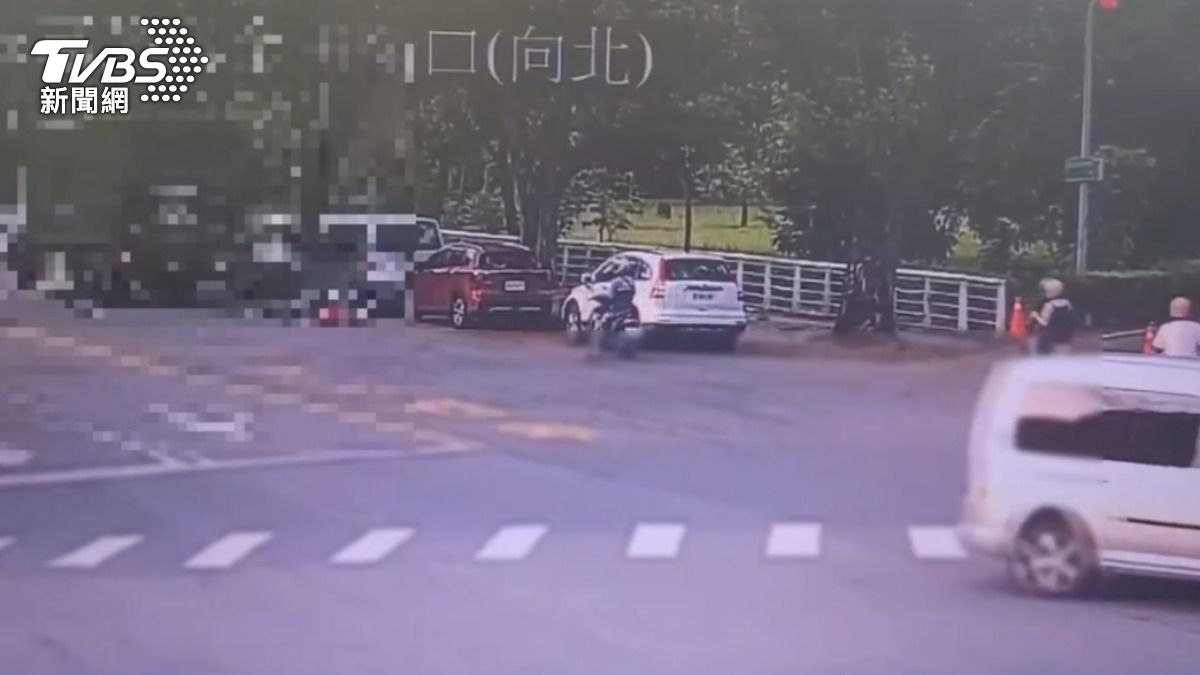 高雄市楠梓區今天下午發生機車騎士死亡事故。(圖/TVBS)
