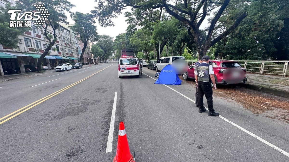 前面機車才通過...外籍騎士突倒車 遭大貨車輾過喪命