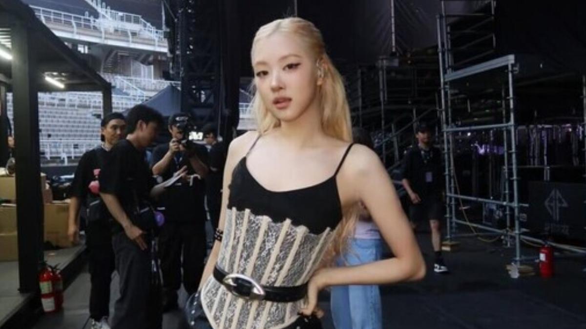 Rosé演唱到一半「踩空摔下舞台」!畫面曝光引粉絲心疼