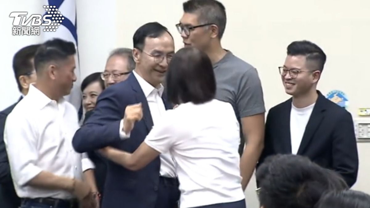 24名立委挺過罷免危機，國民黨主席朱立倫，與藍營立委相擁。(圖/TVBS)