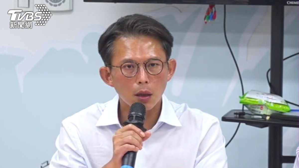 民眾黨主席黃國昌，呼籲卓內閣解散重組。(圖/TVBS)