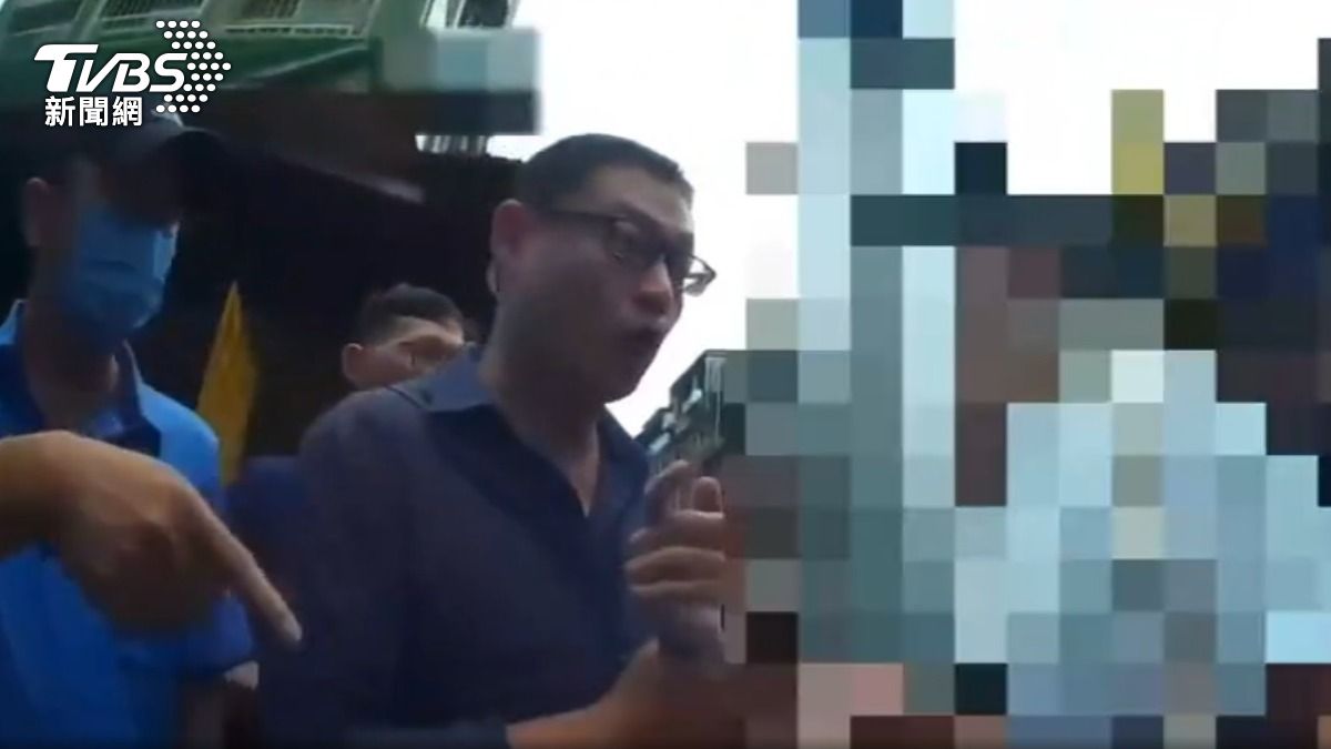立委賴士葆掃街遭男持刀尾隨。（圖／TVBS）