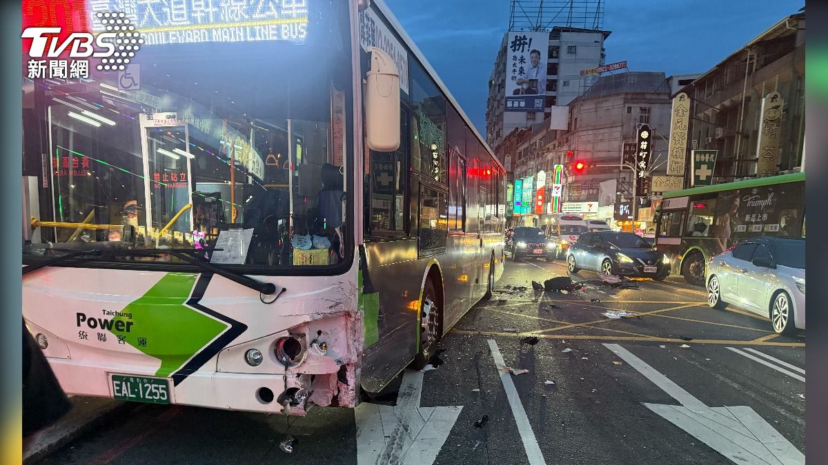 台中太平區中山路四段兩公車5分鐘連環撞。(圖/TVBS)