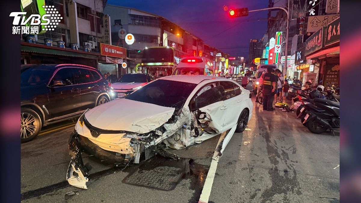 28歲男逆向超車,白車「車頭凹陷」氣囊爆開。(圖/TVBS)