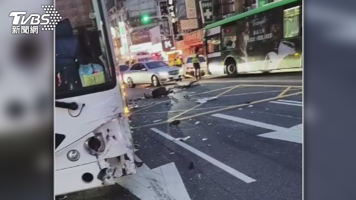 台中雙公車連環撞,「10乘客」受困待接駁。(圖/TVBS)