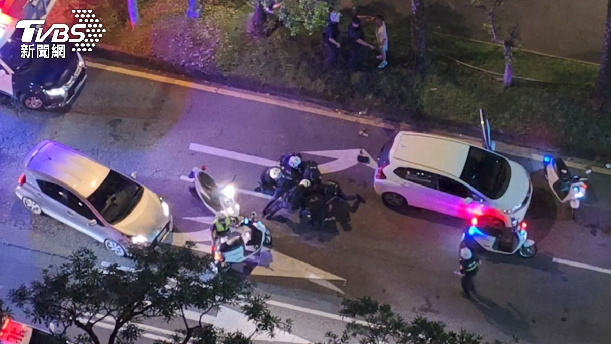 獨/傻眼!信義區酒駕男失控遭警壓制 掛彩竟喊「大罷免大失敗」