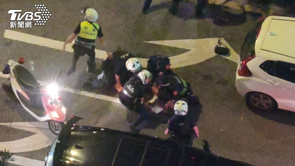 潘男滿身酒氣不配合盤查,甚至推擠員警並大聲叫囂,數度高喊「大罷免大失敗」。(圖/陳冠宇攝)