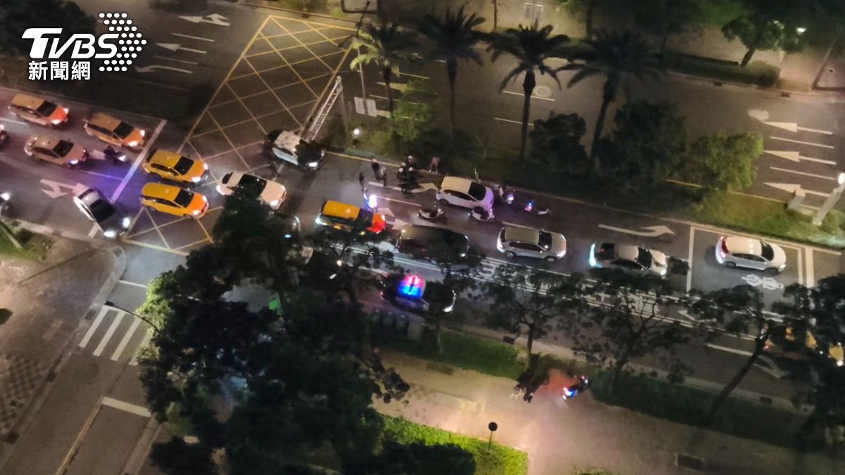 案發時正是信義區夜店散場時刻,逮捕過程造成松仁路上大塞車,整條路上喇叭聲不斷。(圖/陳冠宇攝)