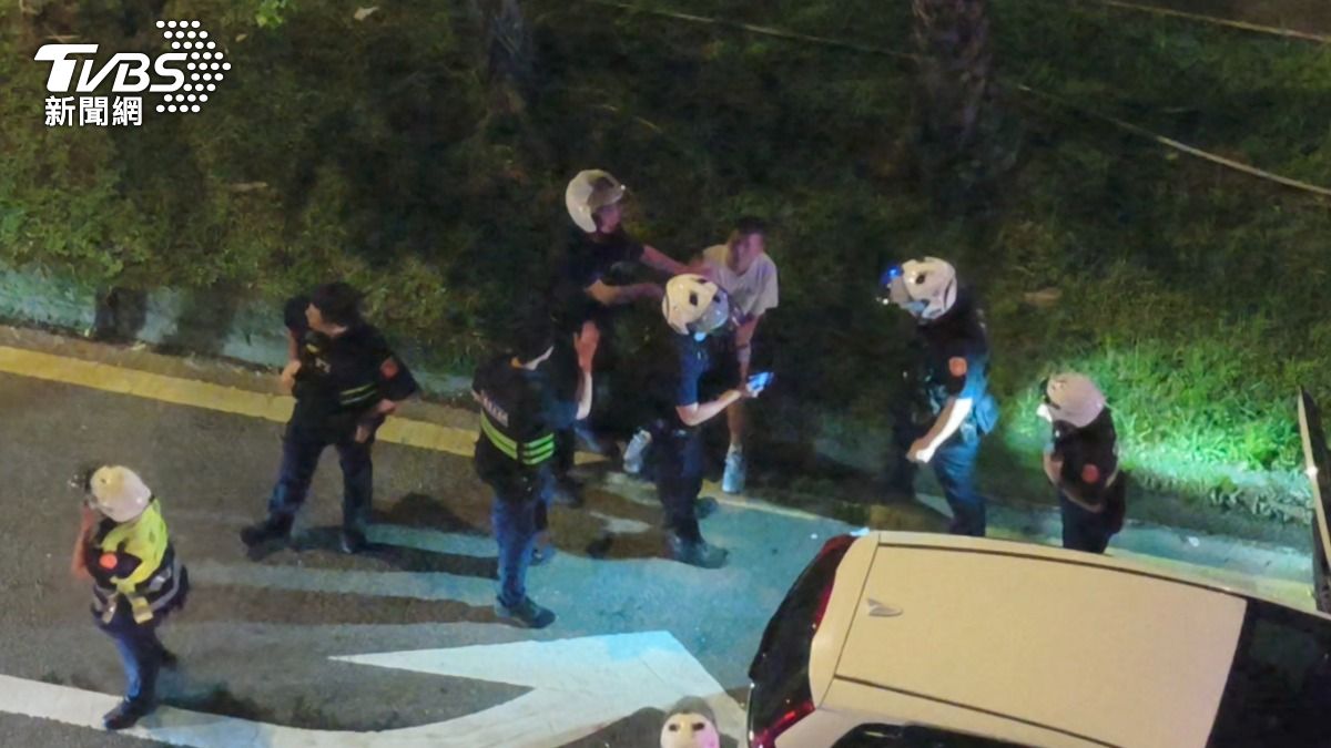 當時車內還有一名劉姓男子(42歲),自稱為潘男從美返台的表哥,若確認潘男酒後駕車,警方將依《酒駕連坐條款》對劉男開罰。(圖/陳冠宇攝)