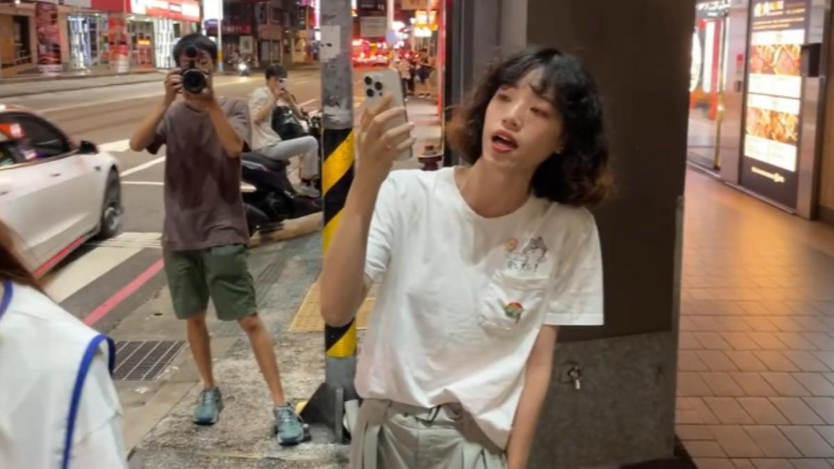 「葉元之女貴人」現蹤花蓮！穿民進黨背心救災　網酸：華麗變身