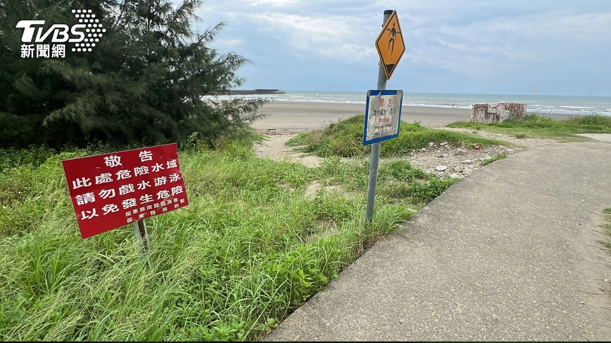 吳姓少年向家人表示去打工,但卻和3男2女共5名友人前往竹南鎮龍鳳漁港風跡沙灘遊玩。(圖/TVBS)