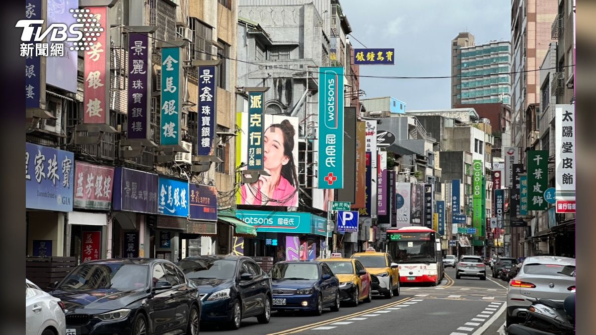 市府團隊也會協助店家設計專屬的特色招牌(圖/桃園市政府都發局)