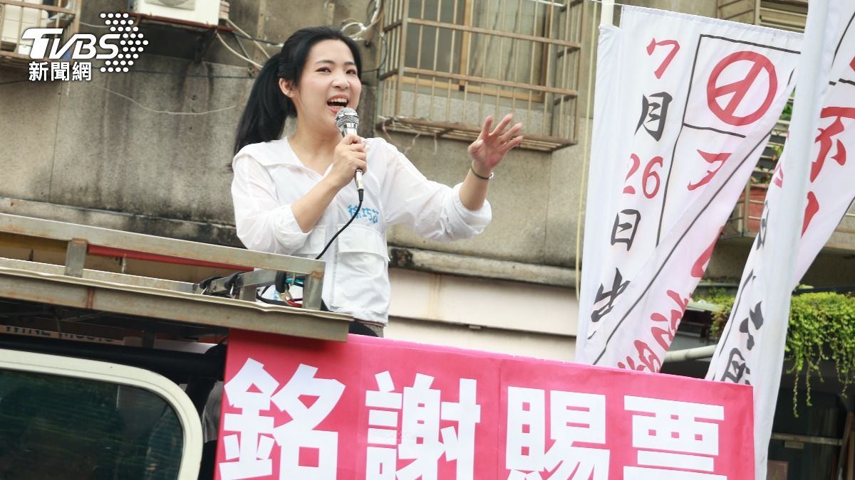 國民黨立委徐巧芯今一人登上戰車向選民謝票。(圖/華子琛攝)
