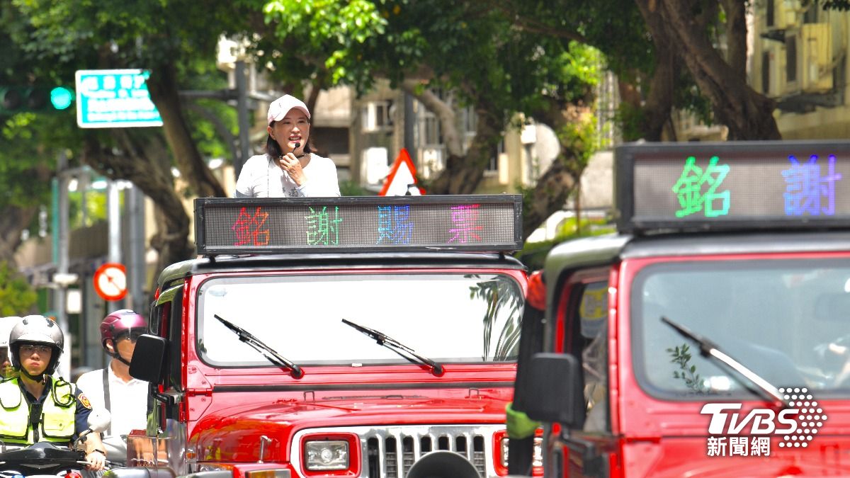 國民黨立委王鴻薇挺過罷免,展開車掃謝票。(圖/胡瑞麒攝)