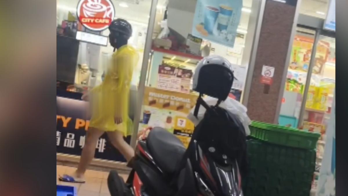 一名男子竟僅穿透明雨衣、戴黑色面罩在店內全裸閒晃。(圖/翻攝Threads_uu099t)