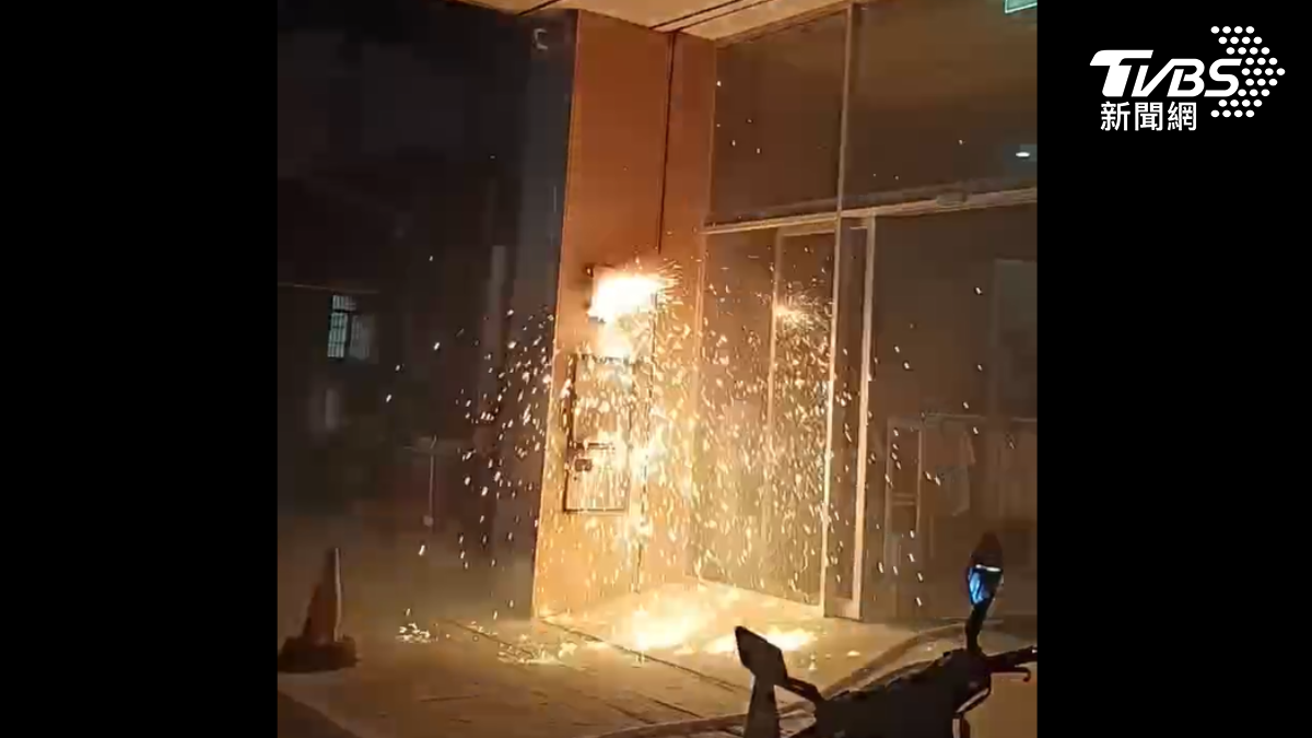 嘉義東區一家連鎖服飾店於26日晚間發生配電盤爆炸,現場火花四濺。(圖/TVBS)