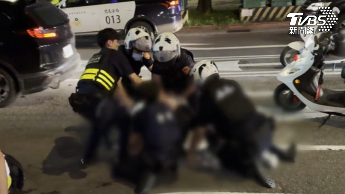 酒駕男拒檢撞警遭壓制,大喊「大罷免大失敗」。(圖/TVBS)