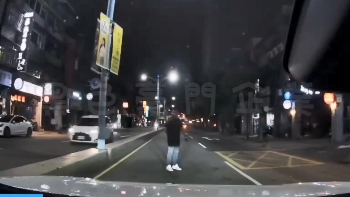男子違規跨分隔島穿越馬路差點被撞,竟反嗆駕駛。 (圖/翻攝黑色豪門企業)