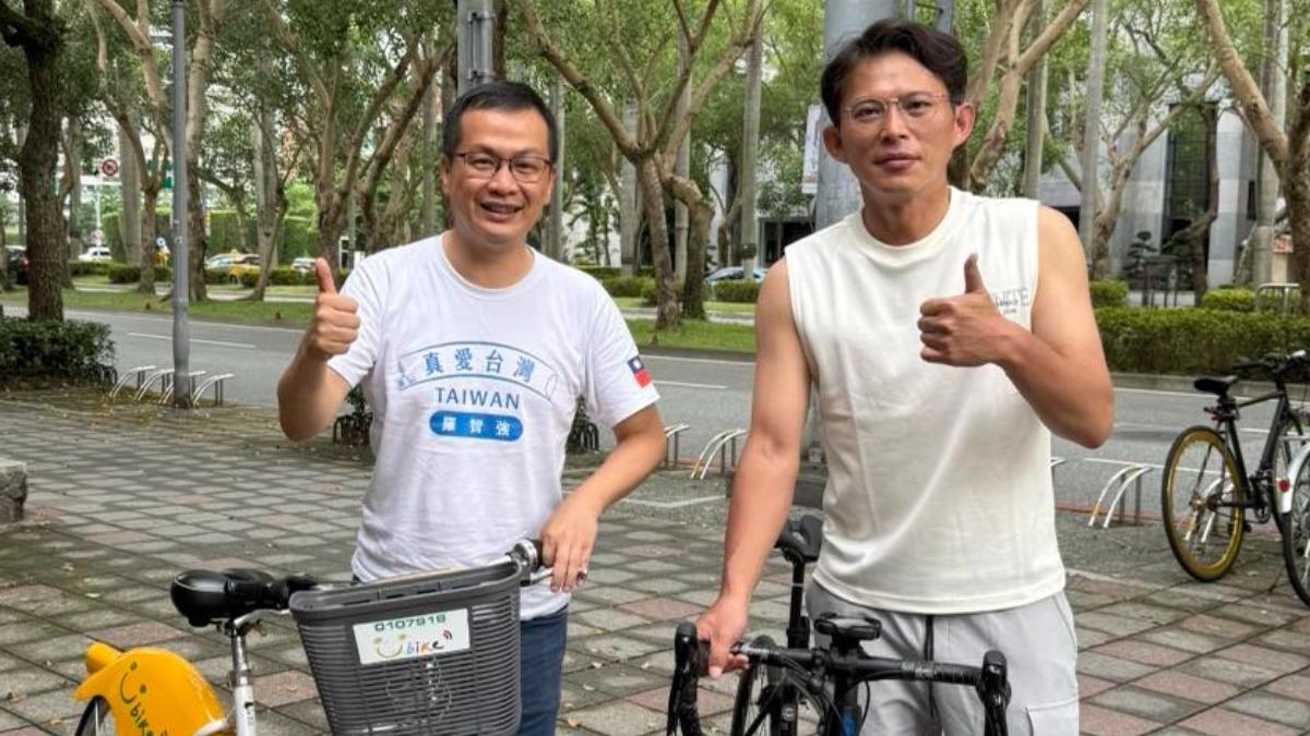 羅智強(左)一早與黃國昌(右)騎腳踏車一起謝票。(圖/翻攝羅智強臉書)