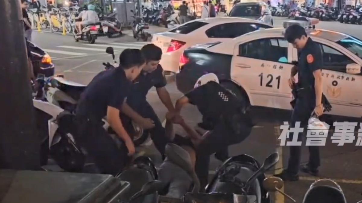 男子持美工刀刺同事後落跑,被圍捕又推警察,遭壓制。 (圖/翻攝社會事新聞影音)