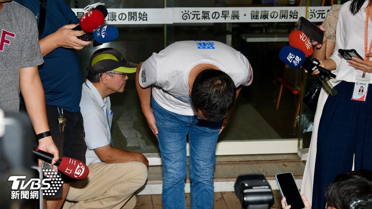 羅智強挺過大罷免鞠躬致謝。(圖/胡瑞麒攝)