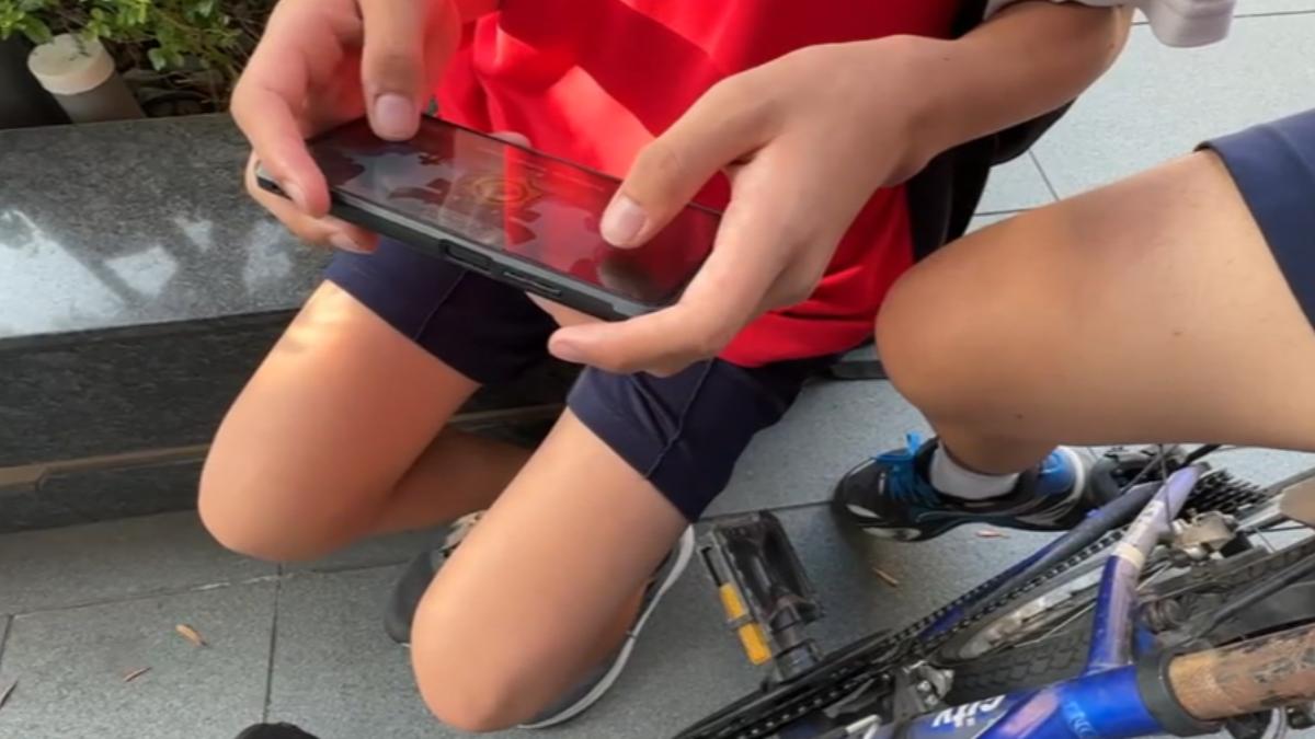 每天滑手機逾10小時,13歲青少年竟中度脂肪肝。(圖/TVBS)