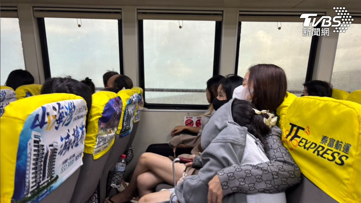 東琉線的船班因風浪強勁而劇烈搖晃,有些人因暈船而靠在朋友肩上休息。(圖/TVBS)