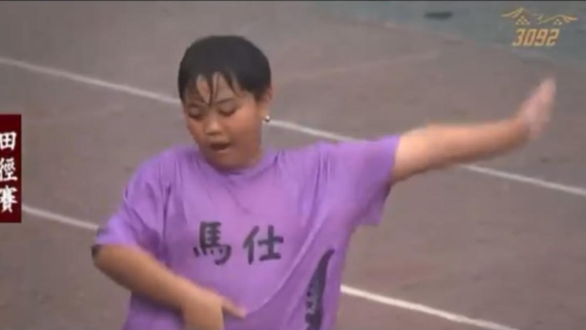 一位身穿紫衣的小朋友,在雨中展現精彩舞蹈。(圖/翻攝Youtube@泰武鄉泰武)
