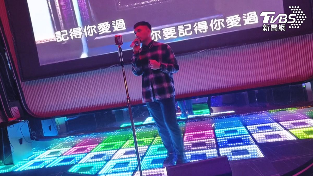 在可容納30人以上的尊爵宴會廳大展歌喉,搭配專業燈光效果,體驗巨星般的感受。(圖/TVBS)