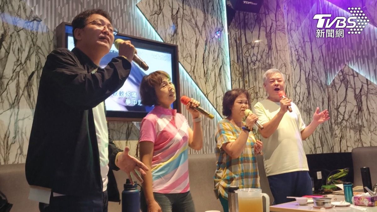 南霸天KTV不僅受到年輕族群歡迎,也吸引許多長輩前往。(圖/TVBS)