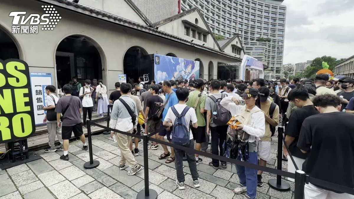 手遊「絕區零」展區、商店湧入大量人潮,同時也祭出填問卷送吉祥物髮箍。(圖/TVBS)