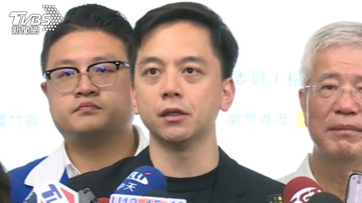桃園第一選區立委牛煦庭儘管挺過大罷免,還是穿一身黑現身,感謝選民。(圖/TVBS)