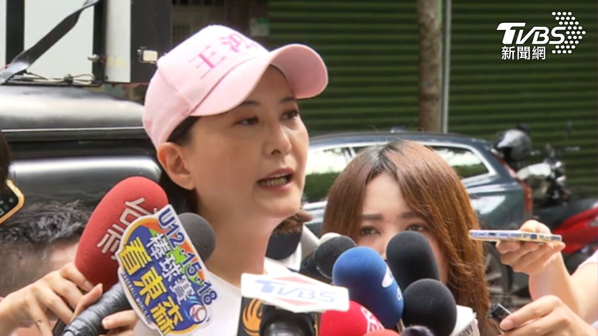 726大罷免投票隔天，國民黨立委徐巧芯車掃謝票。(圖/TVBS)