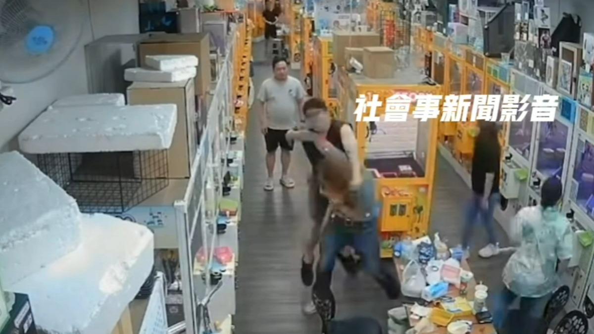 新竹夾娃娃店發生鬥毆。(圖/翻攝自社會事新聞影音)