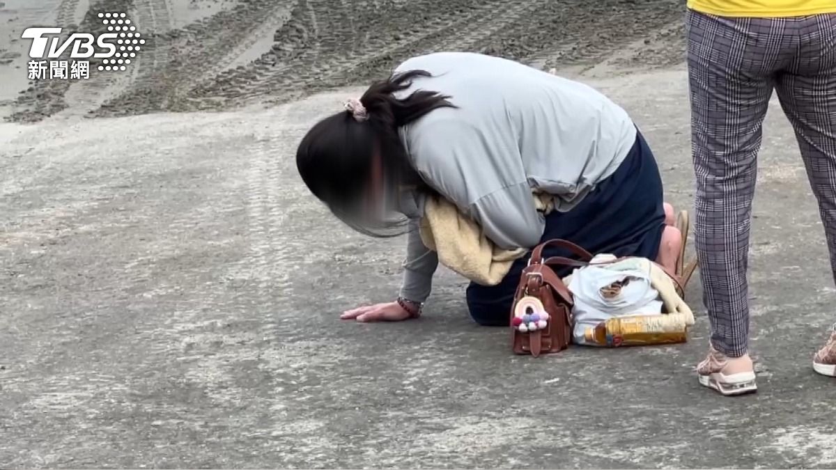 竹南溺水意外!15歲少年戲水「被大浪捲走」 母親海邊跪地苦等。(圖/TVBS)