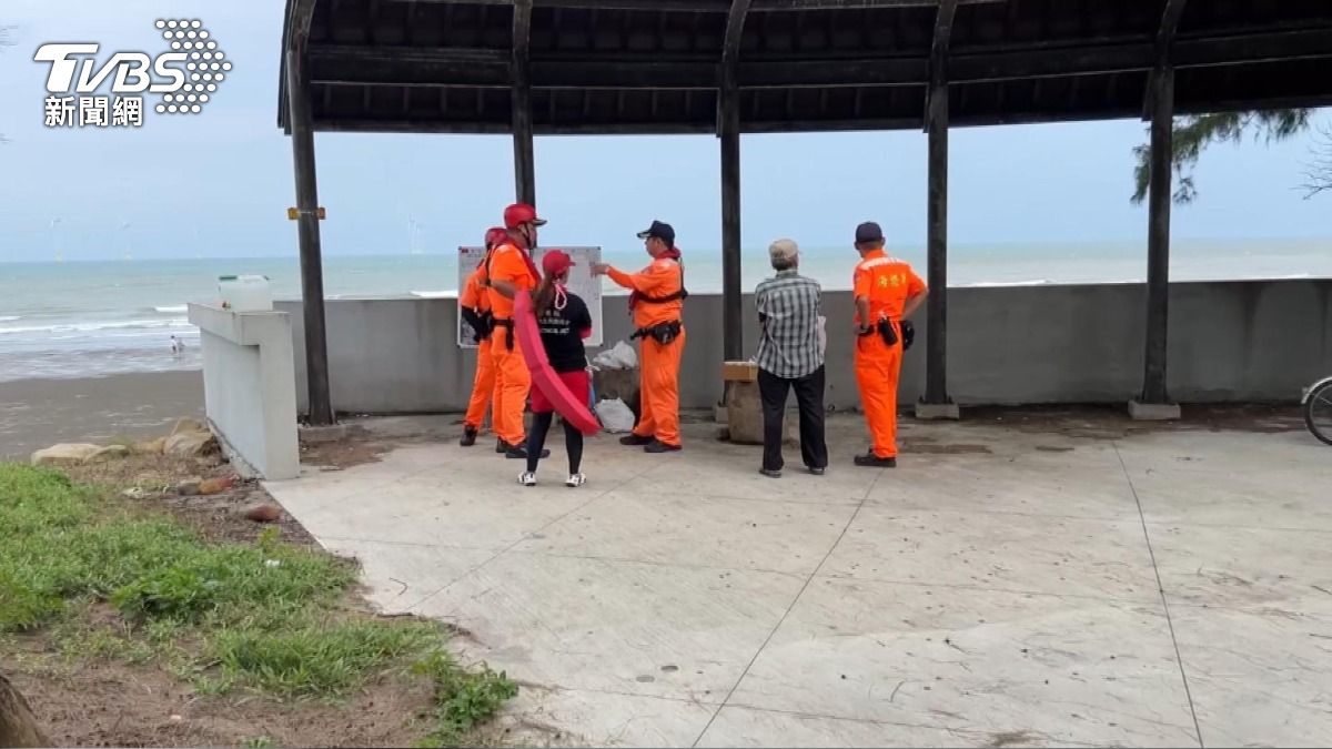 竹南溺水意外!15歲少年戲水「被大浪捲走」 母親海邊跪地苦等。(圖/TVBS)
