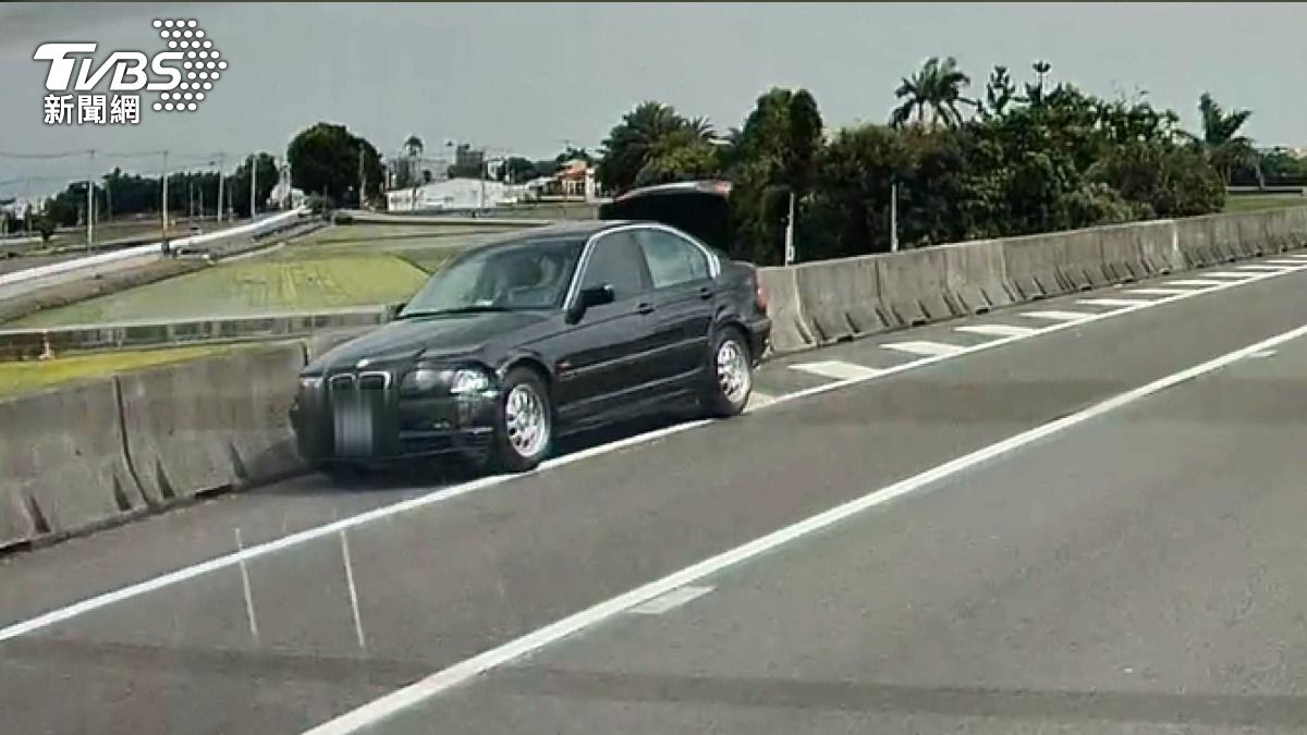 國道三車連環撞 BMW駕駛肇逃。(圖/TVBS)
