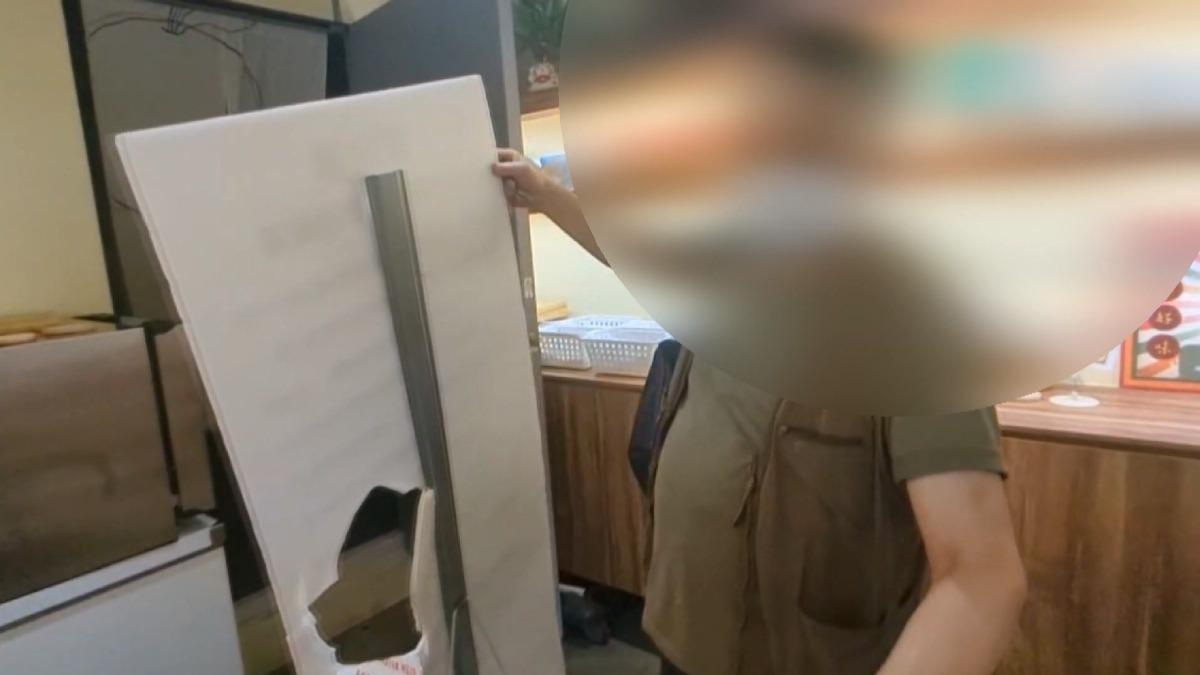 「心情不好」就砸店!台中男持鋁條 女僕店.咖啡廳遭殃。(圖/翻攝脆)