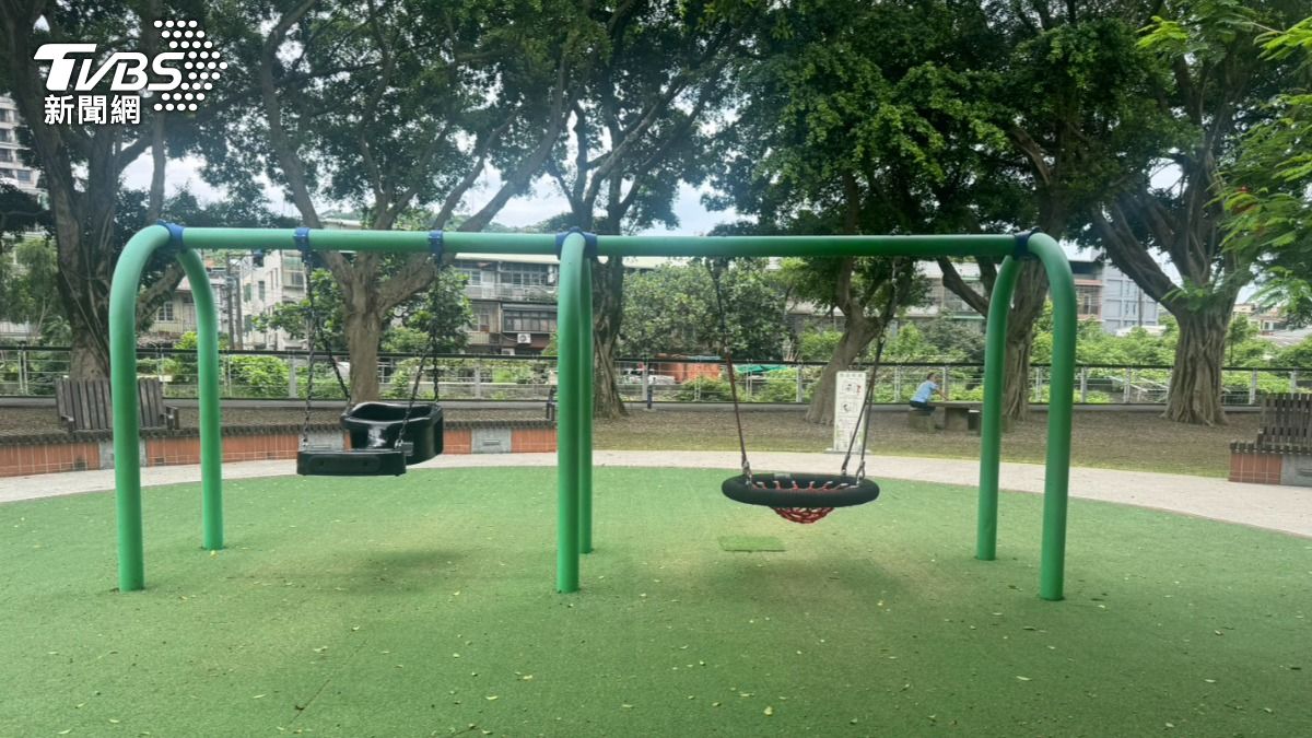 中正公園內突發一起酒醉男子隨機毆打孩童事件。(圖/TVBS)